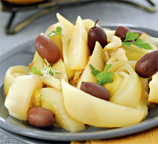 Салат из картофеля с перцем и маслинами